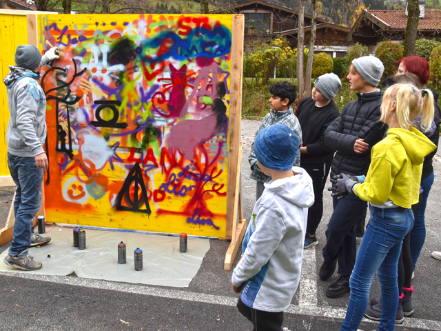 Clemens Bartenbach mit den Jugendlichen beim Gestalten der Graffiti.