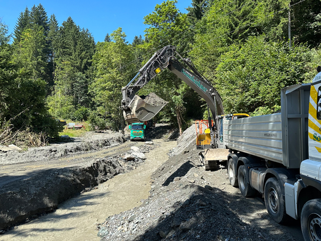 Sicherungs- und Räumungsarbeiten am Wildbach Rettenbach unter der Leitung der Wildbach- und Lawinenverbauung Pinzgau.