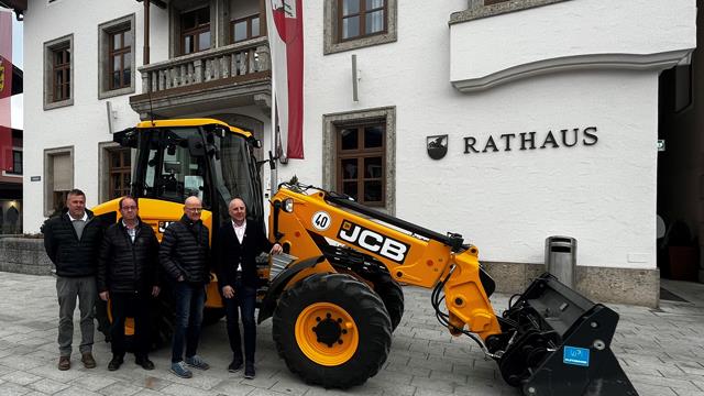 Der Bauhofleiter und politische Vertreter der Stadtgemeinde Mittersill nahmen das neue Kommunalfahrzeug in Empfang.