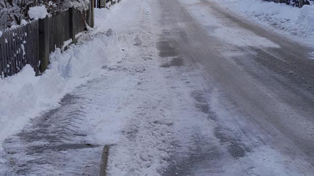 Die Ablagerung von Schnee auf Gehsteigen/Straßen ist verboten (Symbolfoto).