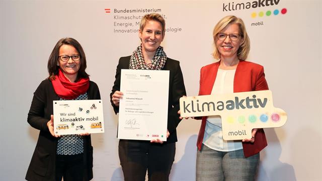 Gerlinde Ecker (Klimabündnis Salzburg), Barbara Glaser und BM Leonore Gewessler bei der Verleihung in Wien.